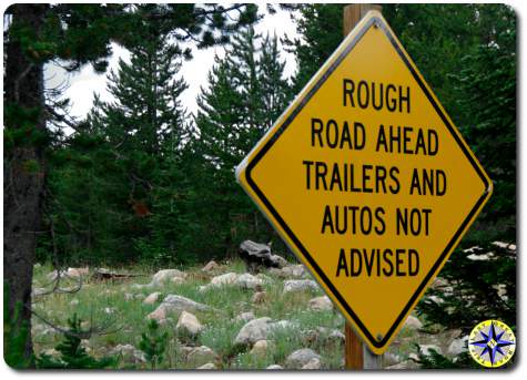 rough road autos not advised sign