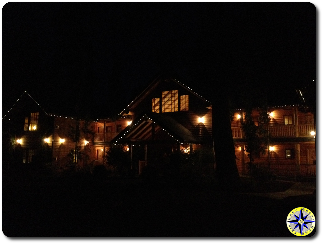 suttle lake lodge at night