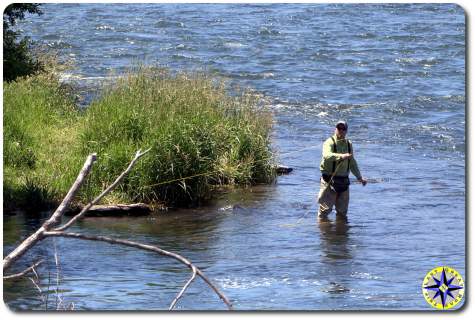 man flyfhishing deschutes river