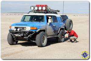 man airing down fj cruiser tire baja mexico