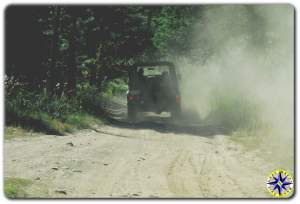 landrover D90 in dust