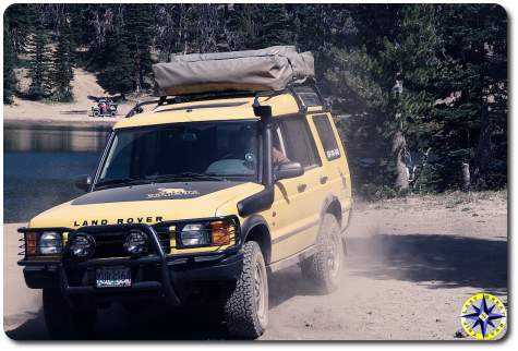 yellow land rover discovery